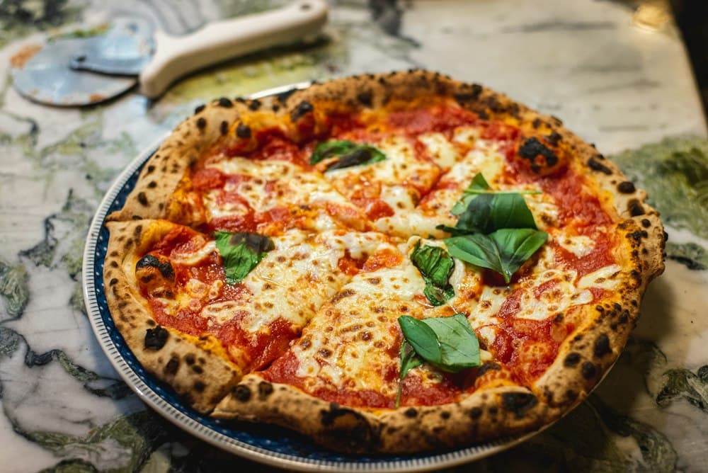 Sveže pečena pizza